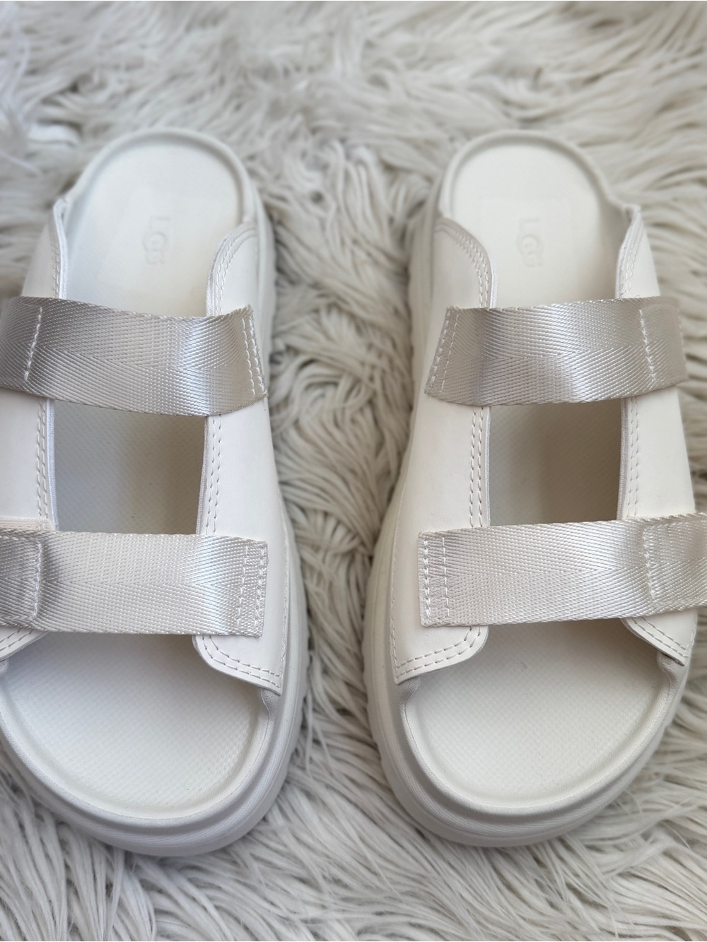 New without tag UGG golden glow slides size: Youth 6 / 38
